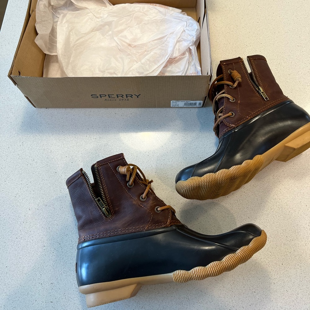 Womens Sperry boots 9.5 - like new in box